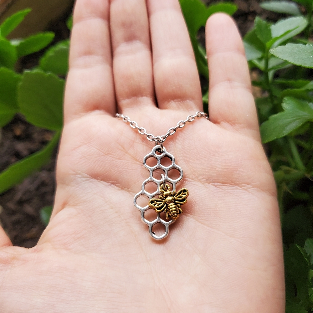 New *RARE* Silver Honeycomb Bumble Bee Necklace - Picture 9 of 10